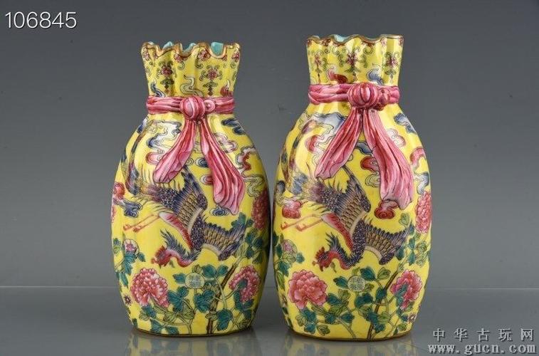 清乾隆黄地珐琅彩描*戏牡丹纹包袱瓶