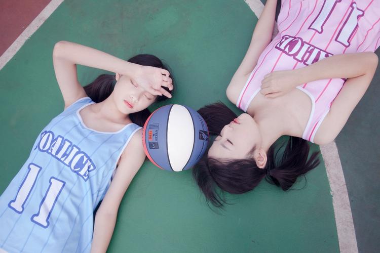 青空下的篮球女生