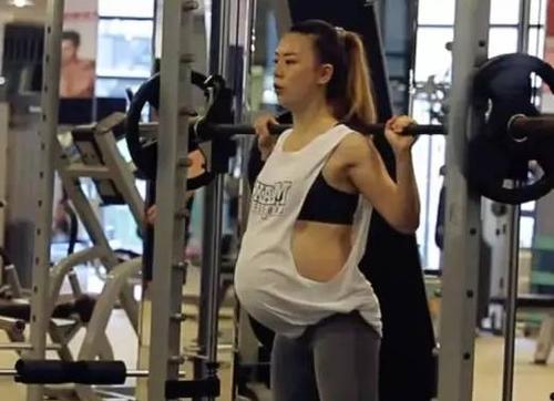 怀孕双胞胎9个月照样举铁做深蹲,这位辣妈太猛了
