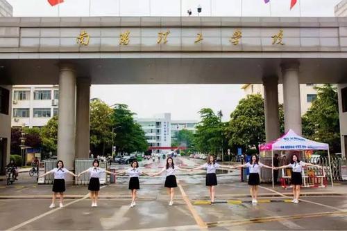 南阳理工大学这组毕业照火了!
