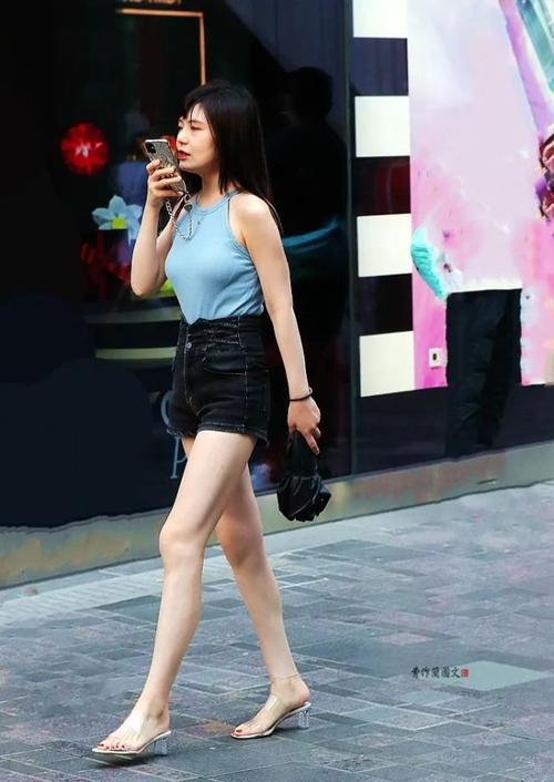 街拍:选择透明水晶高跟凉鞋的美女
