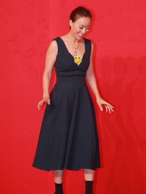 那英的时尚有点让人猜不透,穿着高跟鞋配双黑袜子,挺有年代感的