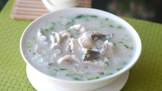 生滚青鱼片粥家常做法:它以鲜而出名,健康食膳美食
