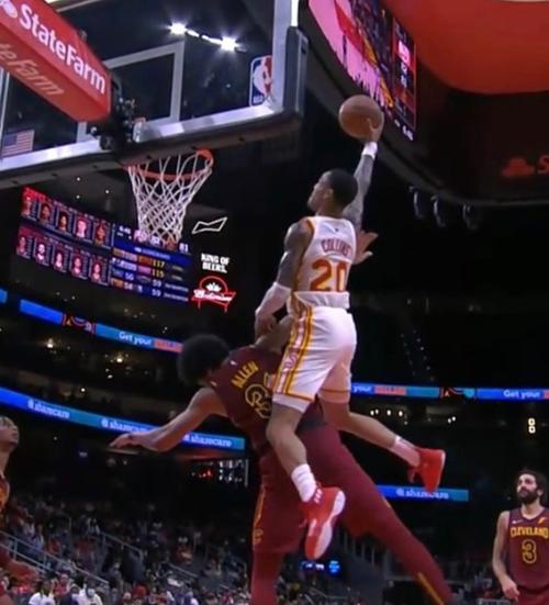 柯林斯这空接骑扣,这也太凶了,关键骑的还是阿伦