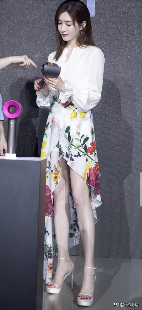 江疏影这套装扮也太好看了,衬衫搭配花裙子,知性优雅有气质