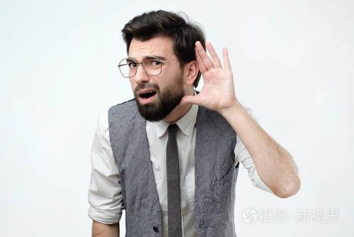 好奇或失聪的人把手放在耳朵上要求别人大声说话或听坏消息