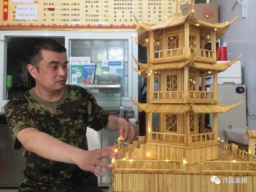 "80后"店主田栋来说,    每天沉浸在利用废旧一次性筷子    做古建筑