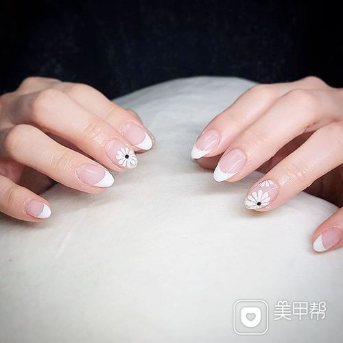 圆形白色手绘花朵简约法式美甲图片