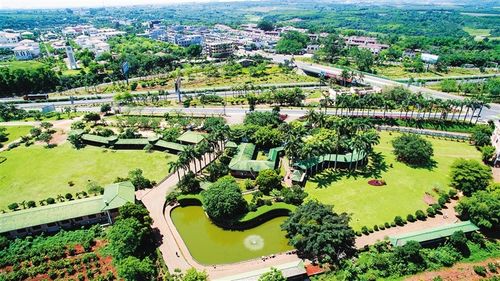 俯瞰澄迈福山咖啡文化风情小镇以及附近的环海南岛高速公路西线福山