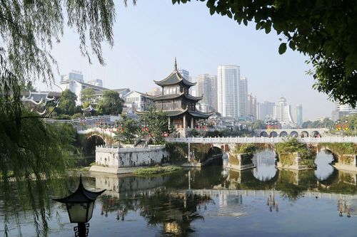 贵阳甲秀楼甲秀楼 入口处,位于南明河北岸的牌坊贵阳有座甲秀楼贵阳