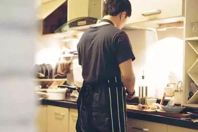 有人说:男人做饭的背影是最帅的.