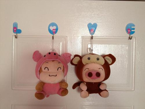 带猪头帽的猴子和带猴子帽的猪