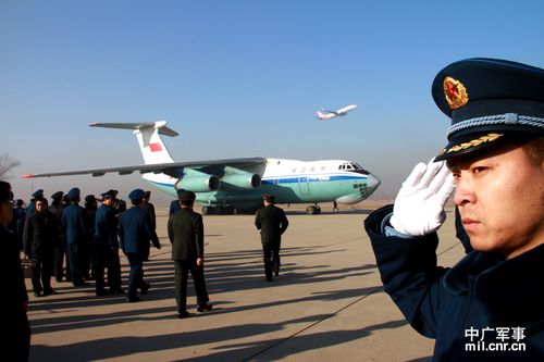 空军运输机顺利完成我在利人员撤离任务抵京