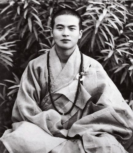 年轻时的星云大师目光坚定.