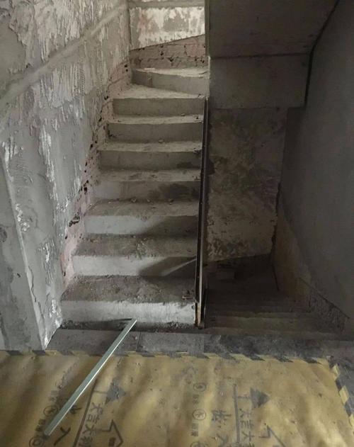 石材双跑楼梯的基础和玻璃栏杆的做法有哪几种方式呢?