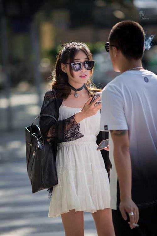 街拍上海美女大尺度真空出街 美得令人心跳