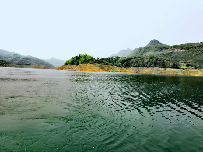 碧绿的河水,美极了!