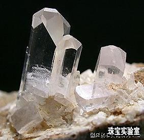 菱形柱状的重晶石