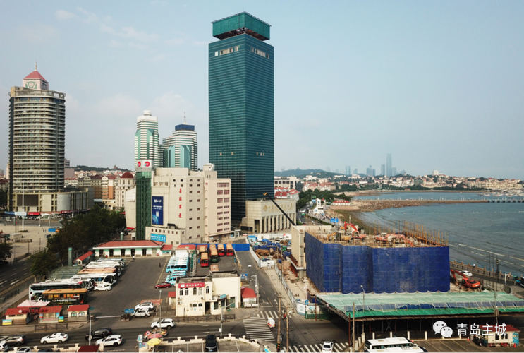 摄3记者还获悉,此前青岛湾广场第二座高楼拆除工程——海润自来水大厦