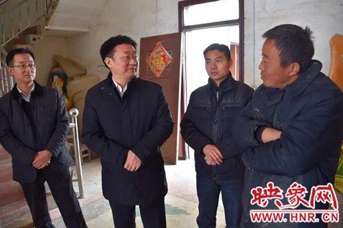 给他们送去党和政府的温暖,正阳县政府副县长周宏伟陪同慰问