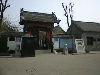 山东莒南(十字路)大店镇,是原山东省人民政府驻地,现在成为教育基地.