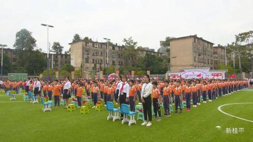 至此,桂平市凤凰小学10个新建中队成立,180名新队员光荣地加入中国