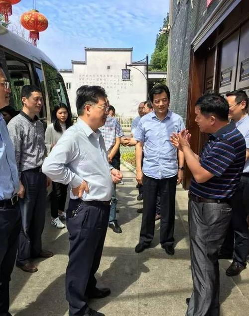 县政协主席张林华,副主席杨永林,王秀琴,嵇金星,姚欣,沈健陪同.