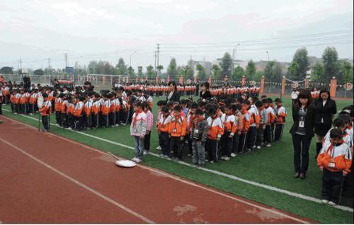 香城小学地处北部新城新都新城区,是由政府全额投资兴建的公办学校