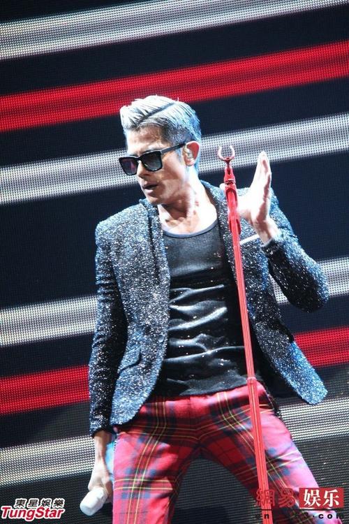 郭富城开个唱秀肌肉