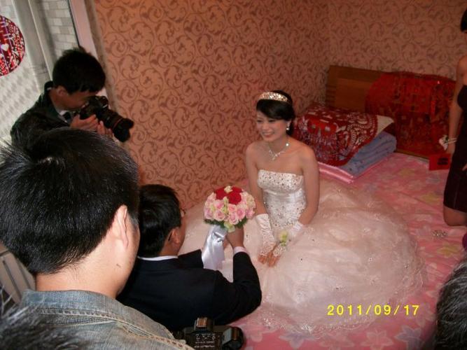 来到新娘的闺房了,手捧花递上,新娘都感动了.看新娘子多漂亮呢!