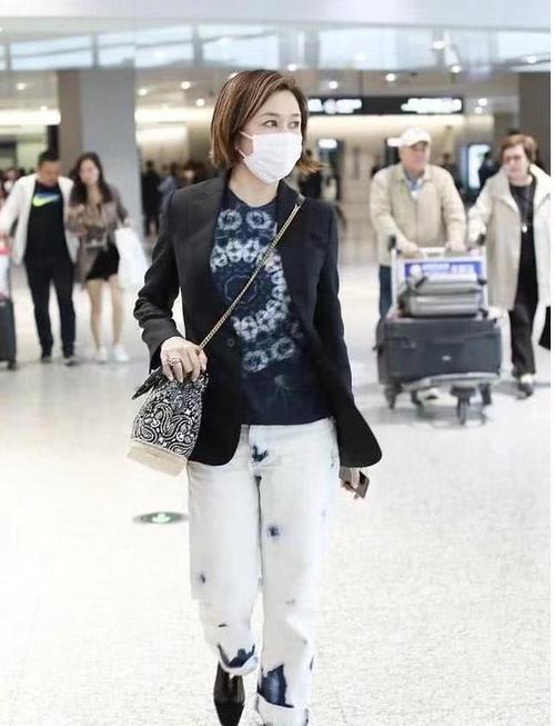 关之琳街拍好潮,西装 水洗涂鸦牛仔裤,鞋子颇有设计感