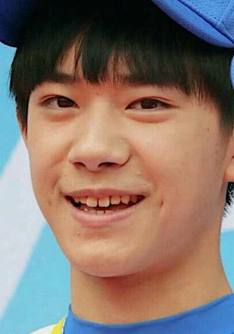 还有这最后一张,千玺的牙齿引起了网友的关注,看起来有点像贝壳牙齿.