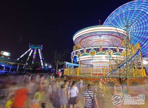 &nbsp; &nbsp;公园游乐场内,孩子和家长排起了长队,到处都是欢声笑语.