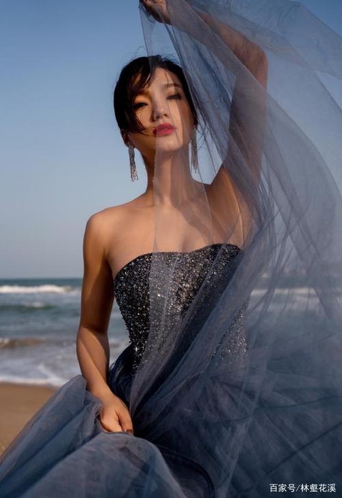 美女魏璐海风习习紫色纱裙随风飘逸椰影中花苞待绽真美