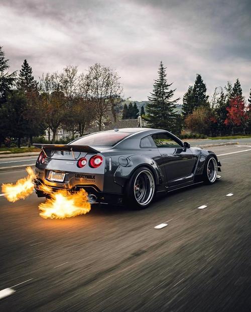 可以喷火的日产战神gtr!不赖吧
