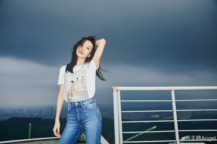 王鸥白t牛仔裤,简单的穿搭也难掩优雅的气质!