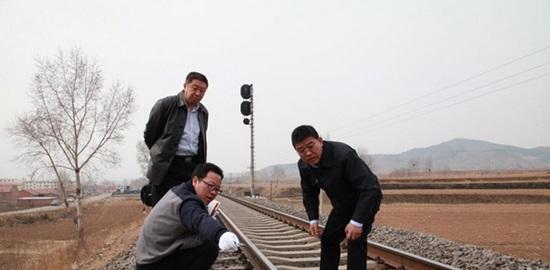 4月6日上午,隆化县副县长,县公安局长郝岩(右),县公安局副局长林广文