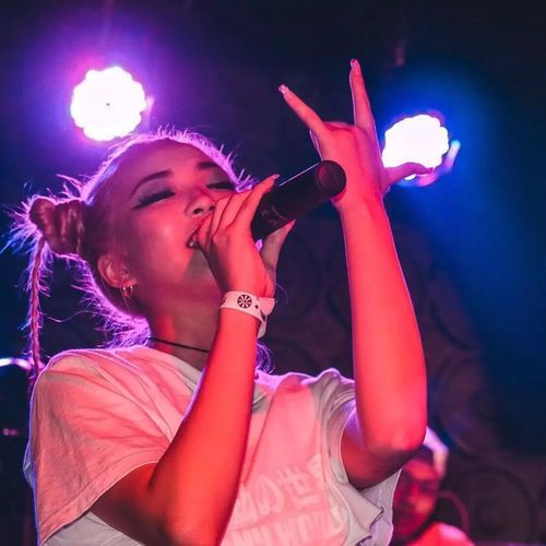 这个扎着双马尾的日本女rapper说自己是个时髦的婊子
