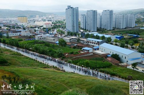 7月27日第十一赛段(天水至平凉赛段)比赛沿庄天二级公路,过境张家川
