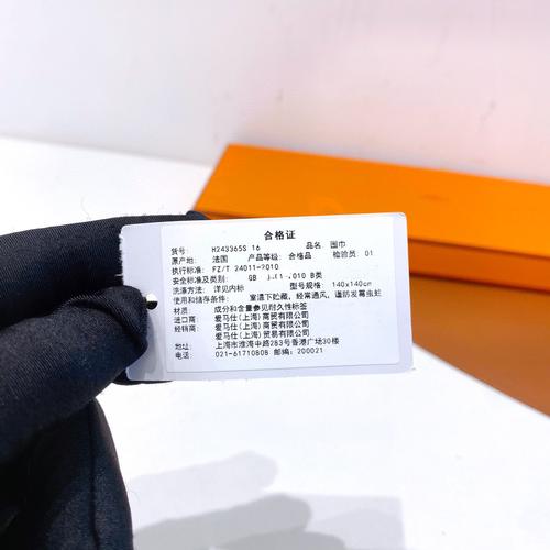 全新hermes爱马仕丝巾,尺寸140×140,全新带吊牌带盒子,大气灰色系