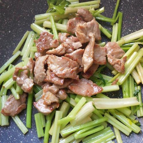 家常肉丝炒芹菜
