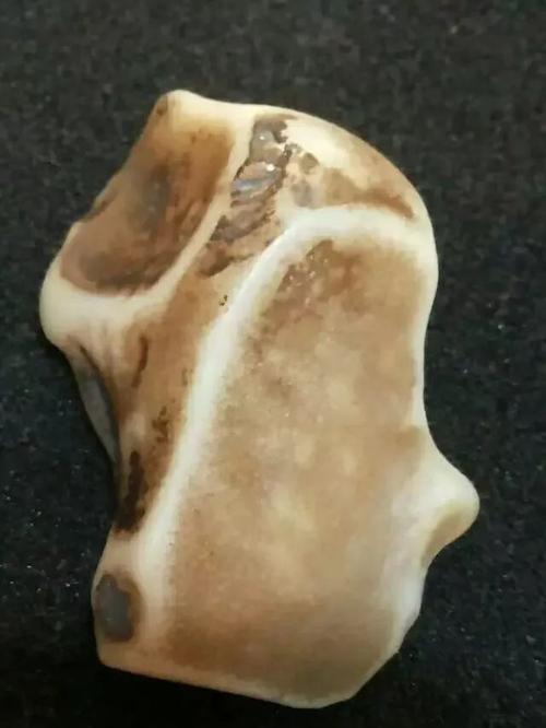 现在到哈密,谈石先说蛋白玉,赏石先睹蛋白玉.