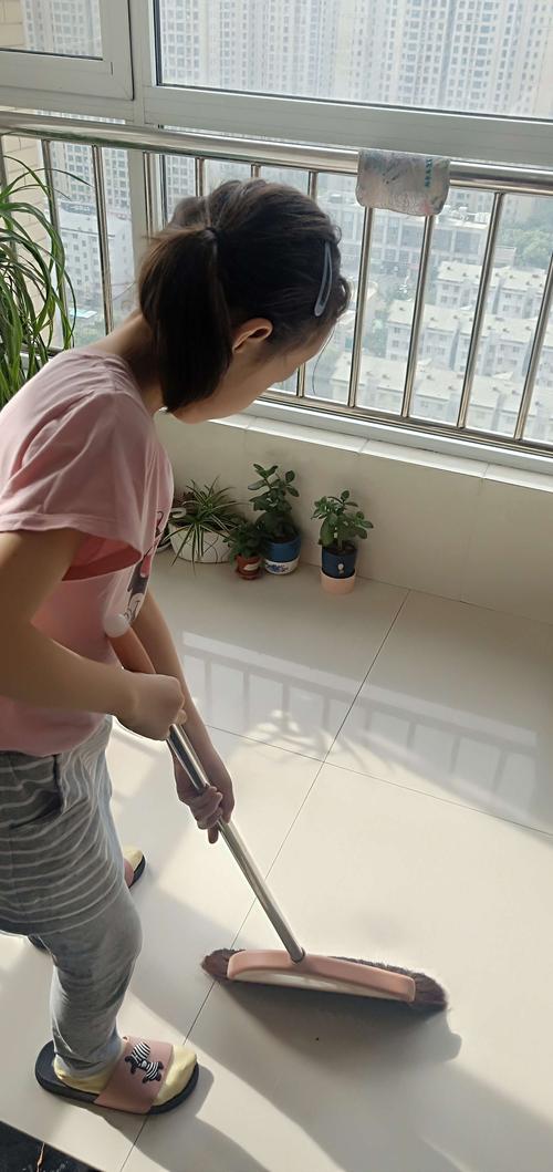 平时妈妈做家务辛苦了,今天是母亲的节日帮妈妈分担家务从扫地开始.
