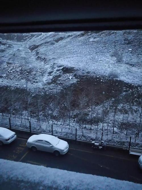 忽如一夜下雪来乌鲁木齐又回到冬季昨天短袖今天羽绒服