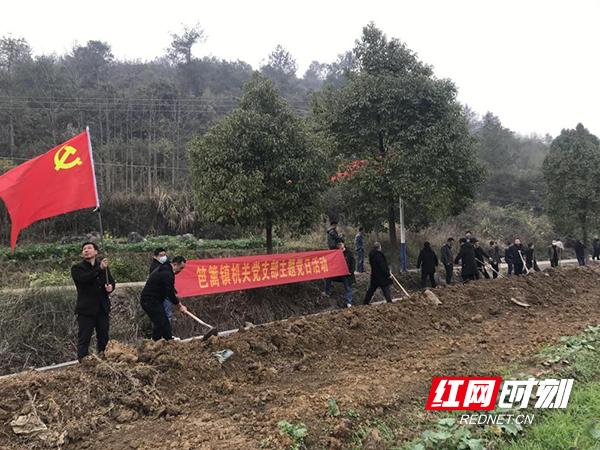 宜章县笆篱镇:清淤除障,冬修水利保春耕