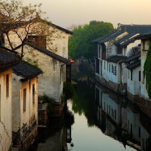 唯美摄影,江南水乡的美图,朝阳散晨雾,乌篷摇小船