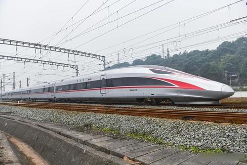 高颜值!成渝高铁cr400af"复兴号"首发乘务组亮相