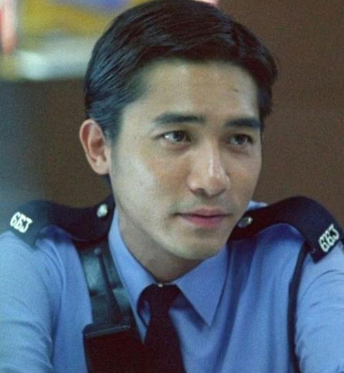 电影《重庆森林》中梁朝伟与王菲有一段扑朔迷离的情份,当年的梁朝伟