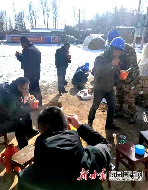 农民工在施工间隙吃方便面