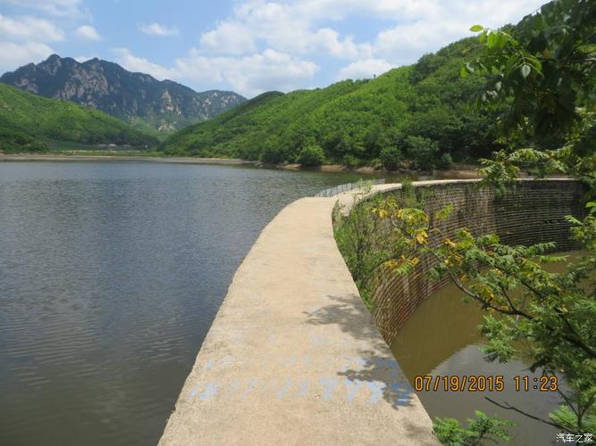 石湖水库的大石砌筑的大坝,水库很小呦.